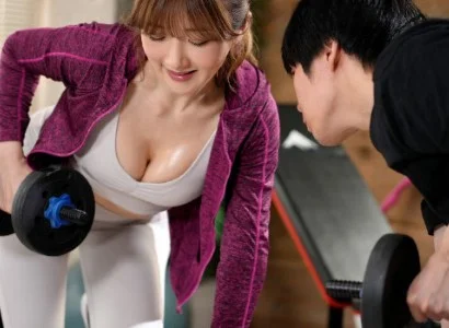 Chàng trai số hưởng và cô nàng PT gợi cảm quấn lấy nhau