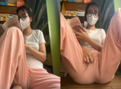 Em vừa đọc sách vừa nhét sextoy vào lồn