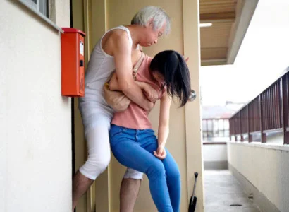 Cô dâu mới cưới bị bố chồng già hành hạ