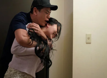 Nữ ca sĩ bị kẻ cuồng nhiệt cưỡng hiếp vì vẻ đẹp không cưỡng lại được