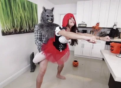 Cô bé quàng khăn đỏ nện nhau cực sướng