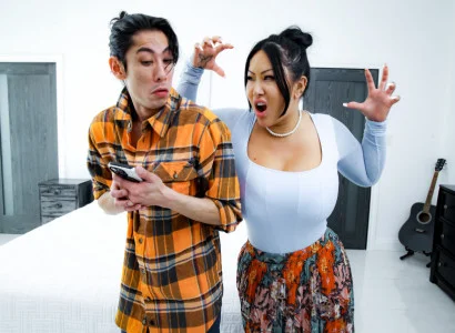 Thằng con trai giúp mẹ kế xăm trổ hàng múp lên đỉnh