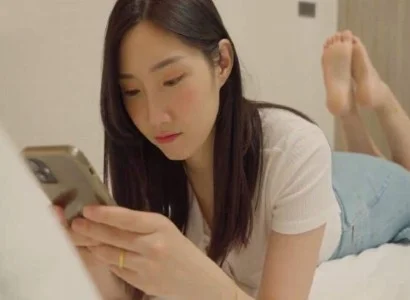 Bà vợ ăn vụng với anh nhân viên giao hàng